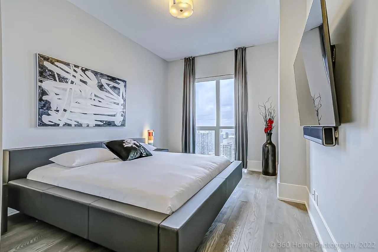 Loft - Entertainment & Financial District Canada